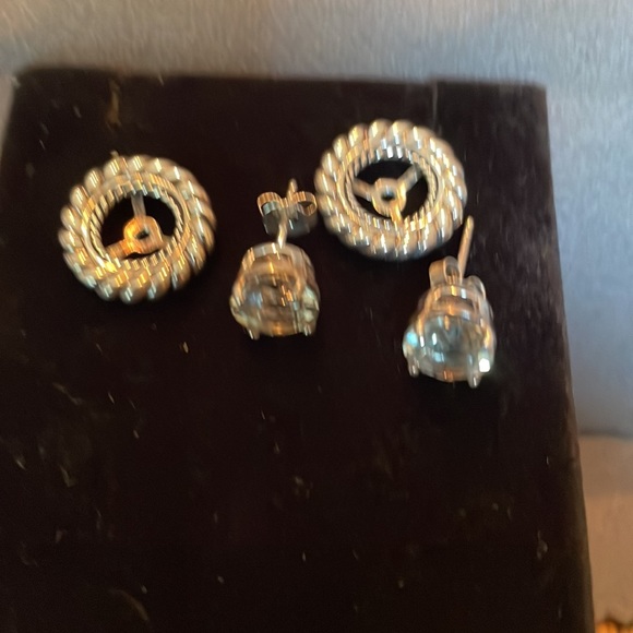 Sterling silver pierced earrings - Picture 2 of 3